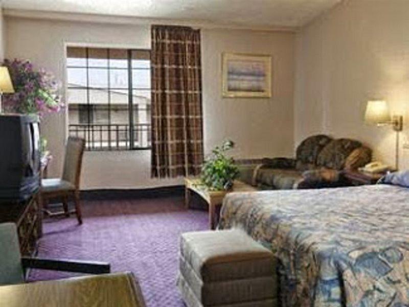Rodeway Inn & Suites Денвер Номер фото
