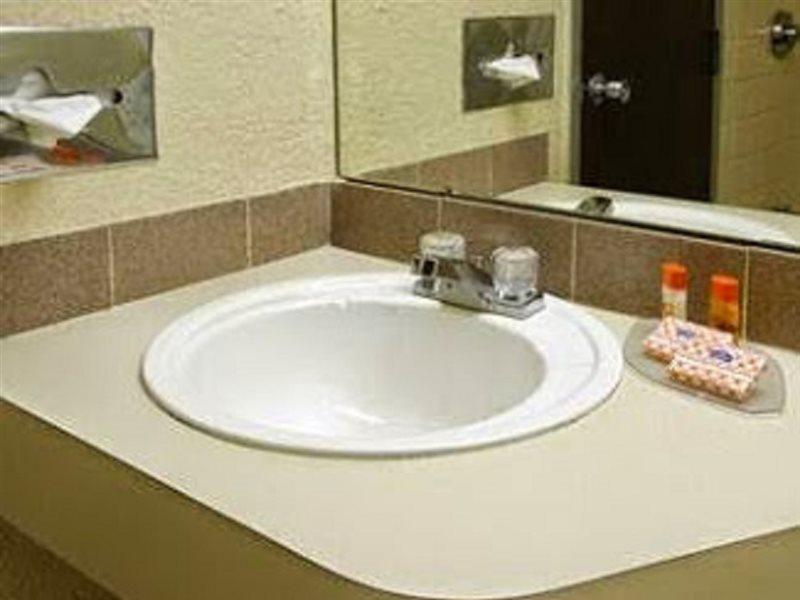 Rodeway Inn & Suites Денвер Номер фото