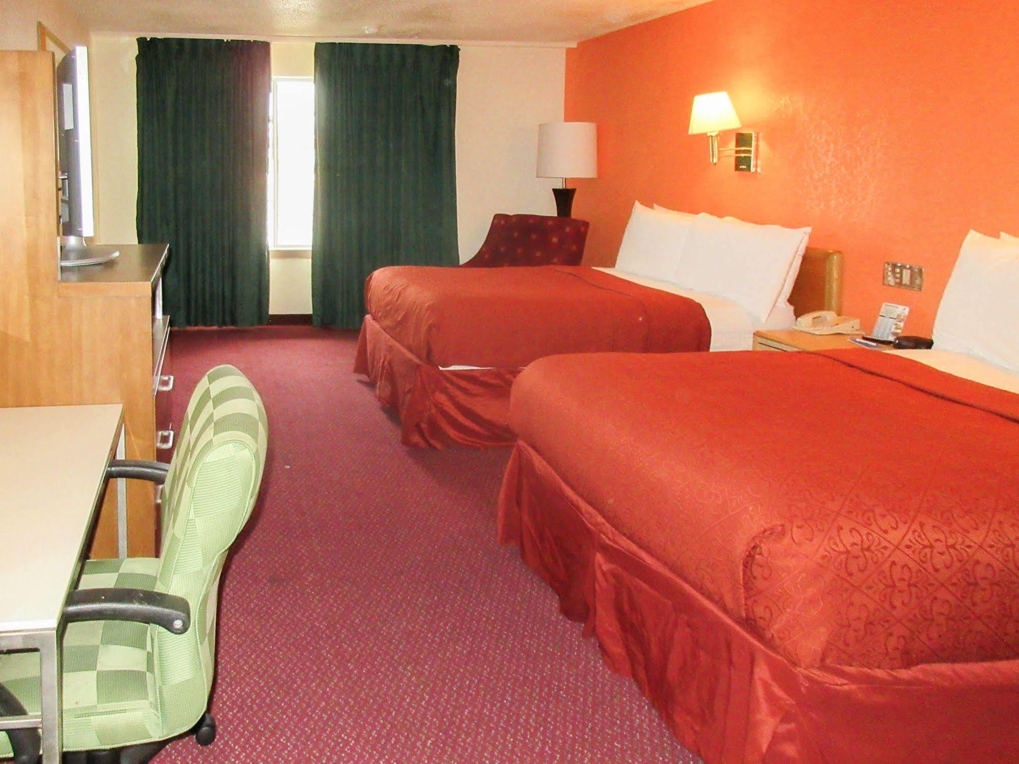 Rodeway Inn & Suites Денвер Екстер'єр фото